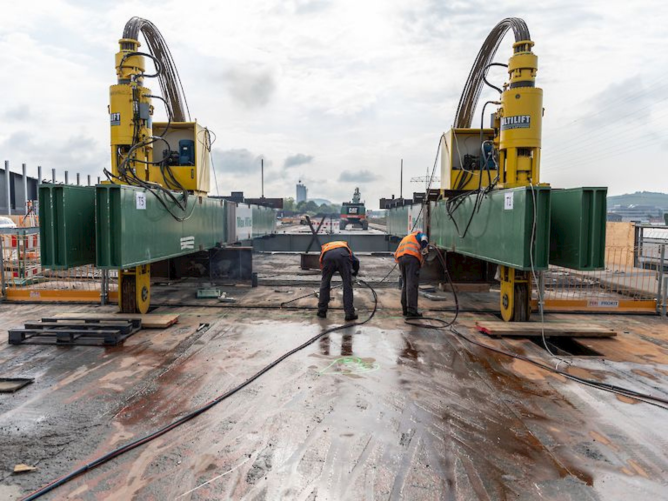 Umfassende Stahlbauarbeiten Bereiten das Bauwerk auf die massive Belastung während des Absenkvorgangs vor.